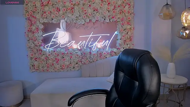 Snapshot of DolcieElliot chatting on January 11, 11:45 am DolcieElliot online show from January 11, 11:45 am