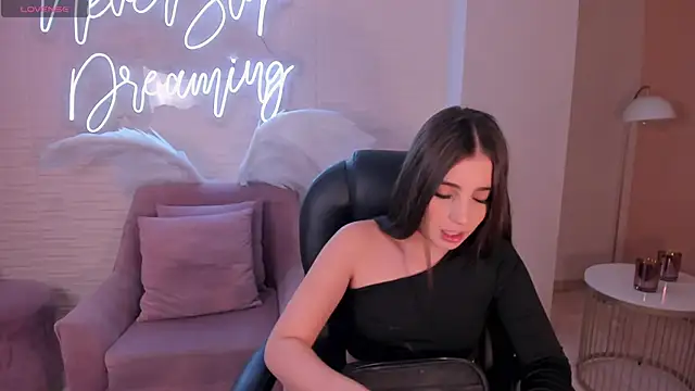 Snapshot of DolcieElliot chatting on January 15, 1:41 pm DolcieElliot online show from January 15, 1:41 pm