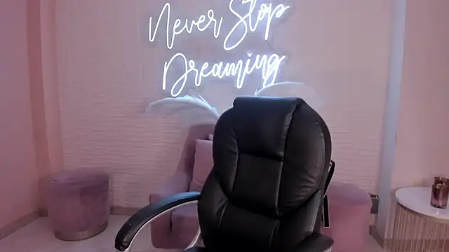 Snapshot of DolcieElliot chatting on January 18, 11:54 am DolcieElliot online show from January 18, 11:54 am