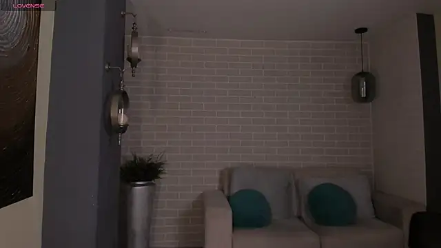 Snapshot of DolcieElliot chatting on February 5, 11:02 am DolcieElliot online show from February 5, 11:02 am