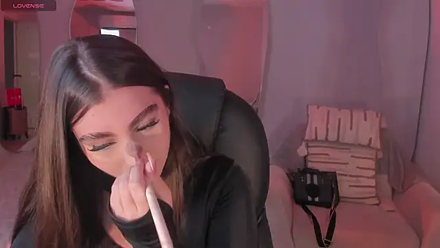 Snapshot of DolcieElliot chatting on February 18, 12:28 pm DolcieElliot online show from February 18, 12:28 pm