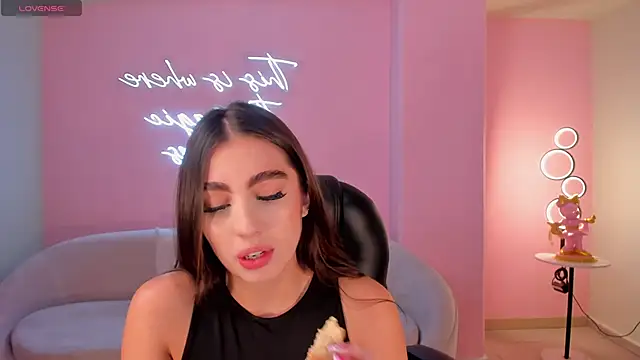 Snapshot of DolcieElliot chatting on February 25, 12:13 pm DolcieElliot online show from February 25, 12:13 pm