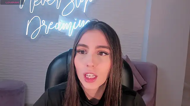 Snapshot of DolcieElliot chatting on March 4, 1:28 pm DolcieElliot online show from March 4, 1:28 pm