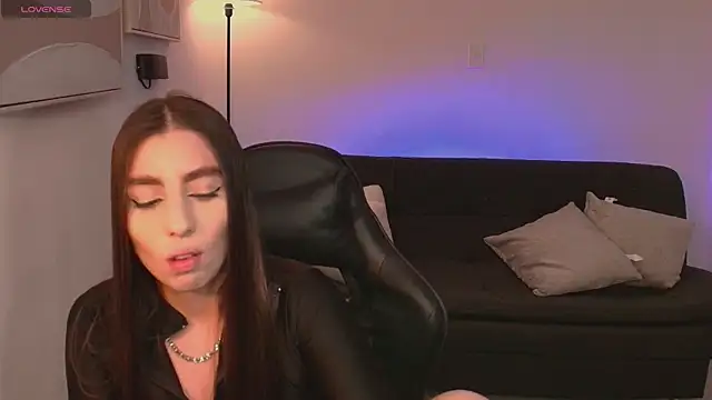 Snapshot of DolcieElliot chatting on October 21, 9:15 pm DolcieElliot online show from October 21, 9:15 pm