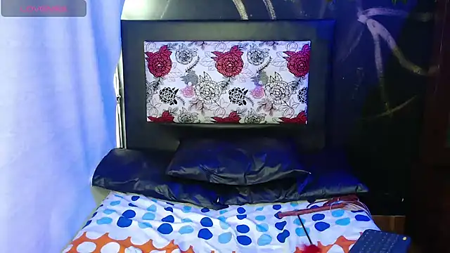 Snapshot of ling_ling24 chatting on December 5, 3:17 pm ling ling24 online show from December 5, 3:17 pm