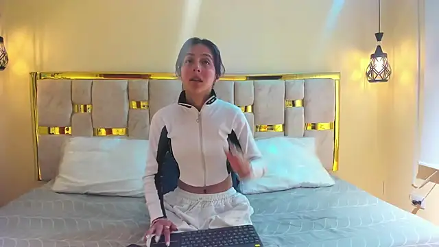 Snapshot of ling_ling24 chatting on October 9, 3:04 am ling ling24 online show from October 9, 3:04 am