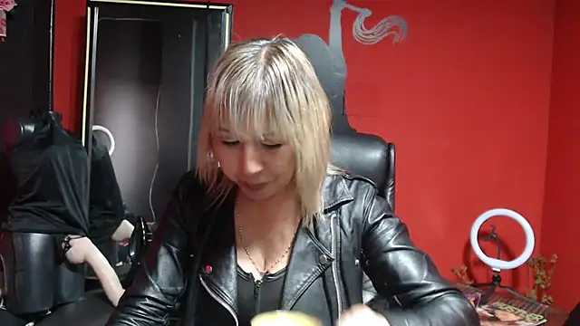 KLOE PIELL online show from December 1, 9:20 pm