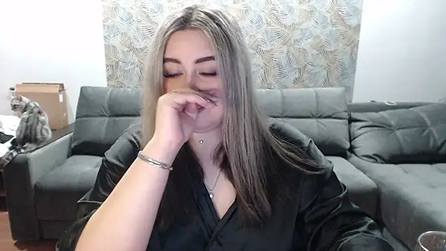 Snapshot of TiffaniYW chatting on December 4, 7:34 pm TiffaniYW online show from December 4, 7:34 pm