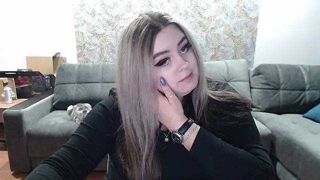 Snapshot of TiffaniYW chatting on December 23, 7:52 pm TiffaniYW online show from December 23, 7:52 pm