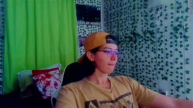 Snapshot of Andy_gray chatting on May 5, 4:59 pm Andy gray online show from May 5, 4:59 pm