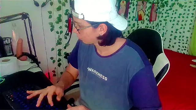 Snapshot of Andy_gray chatting on June 12, 4:06 pm Andy gray online show from June 12, 4:06 pm