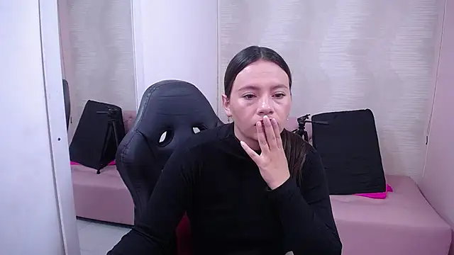 lauraguzman online show from February 10, 3:03 am