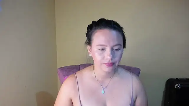 lauraguzman online show from March 28, 3:06 am