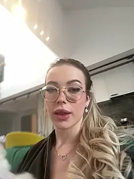 Snapshot of KylieJoyce chatting on January 6, 7:42 am KylieJoyce online show from January 6, 7:42 am