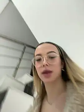 Snapshot of KylieJoyce chatting on January 12, 5:03 am KylieJoyce online show from January 12, 5:03 am