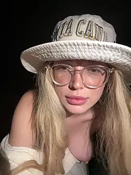 Snapshot of KylieJoyce chatting on February 16, 6:43 am KylieJoyce online show from February 16, 6:43 am