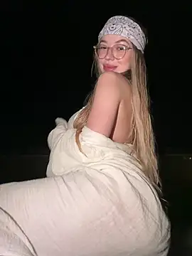 Snapshot of KylieJoyce chatting on February 17, 8:52 am KylieJoyce online show from February 17, 8:52 am