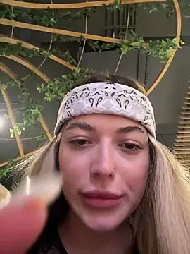 Snapshot of KylieJoyce chatting on February 17, 11:31 pm KylieJoyce online show from February 17, 11:31 pm