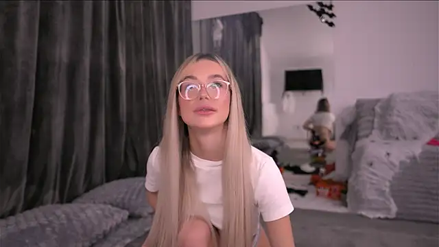 Snapshot of KylieJoyce chatting on October 28, 9:06 pm KylieJoyce online show from October 28, 9:06 pm