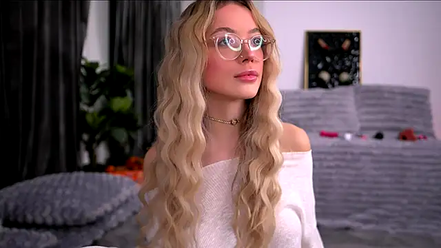 Snapshot of KylieJoyce chatting on November 27, 10:45 pm KylieJoyce online show from November 27, 10:45 pm