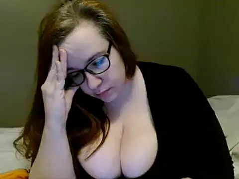 Snapshot of KayleeHollyxxx chatting on February 12, 7:34 am KayleeHollyxxx online show from February 12, 7:34 am