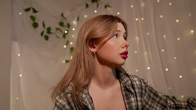 Snapshot of april_blush chatting on February 8, 1:01 pm april blush online show from February 8, 1:01 pm