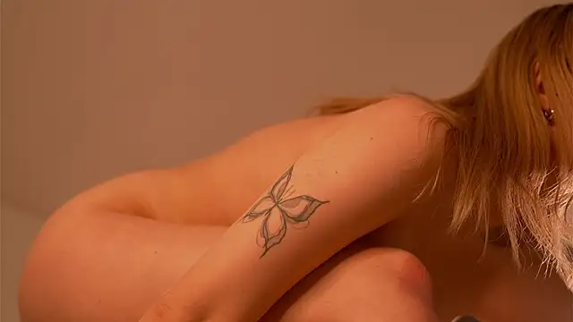 Snapshot of april_blush chatting on February 26, 3:19 pm april blush online show from February 26, 3:19 pm