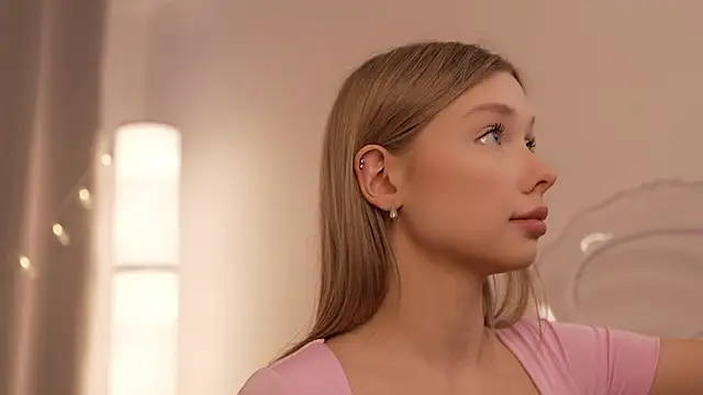 Snapshot of april_blush chatting on March 5, 3:07 pm april blush online show from March 5, 3:07 pm