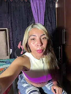 Snapshot of alanaanddaphne chatting on May 19, 10:05 pm alanaanddaphne online show from May 19, 10:05 pm