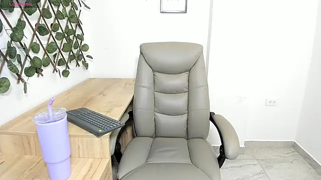 Madeleine  w online show from April 23, 12:45 am