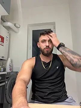 Snapshot of LoveIsBlind_ chatting on December 15, 8:47 pm LoveIsBlind  online show from December 15, 8:47 pm