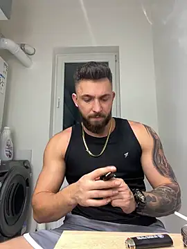 Snapshot of LoveIsBlind_ chatting on December 16, 9:31 pm LoveIsBlind  online show from December 16, 9:31 pm