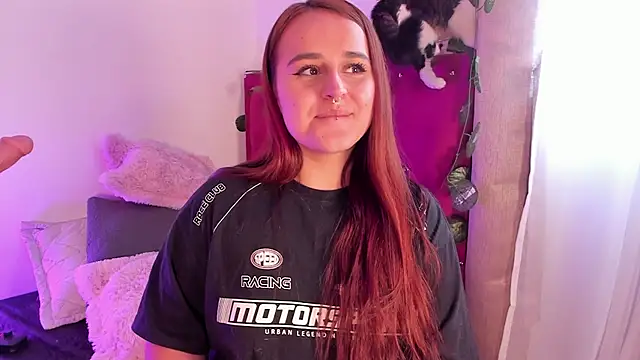 Snapshot of evy_orange1 chatting on January 28, 8:47 pm evy orange1 online show from January 28, 8:47 pm