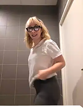 Snapshot of Giuliana_baby chatting on February 4, 9:49 am Giuliana baby online show from February 4, 9:49 am