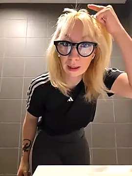 Snapshot of Giuliana_baby chatting on February 12, 10:24 am Giuliana baby online show from February 12, 10:24 am