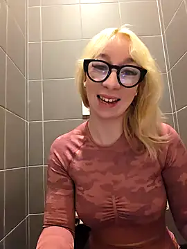 Snapshot of Giuliana_baby chatting on February 13, 10:23 am Giuliana baby online show from February 13, 10:23 am