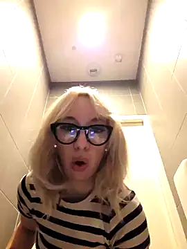 Snapshot of Giuliana_baby chatting on February 22, 8:40 am Giuliana baby online show from February 22, 8:40 am