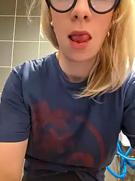 Snapshot of Giuliana_baby chatting on March 8, 10:22 am Giuliana baby online show from March 8, 10:22 am