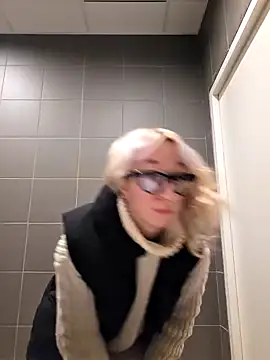 Snapshot of Giuliana_baby chatting on March 14, 11:34 am Giuliana baby online show from March 14, 11:34 am