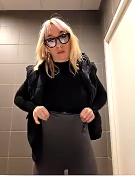 Snapshot of Giuliana_baby chatting on March 21, 8:50 am Giuliana baby online show from March 21, 8:50 am