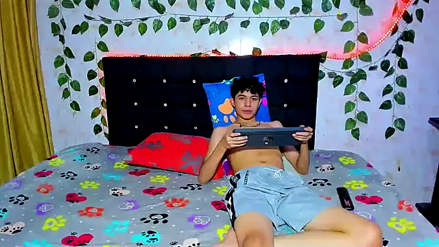 Alexander and Xiao online show from December 19, 2:01 am