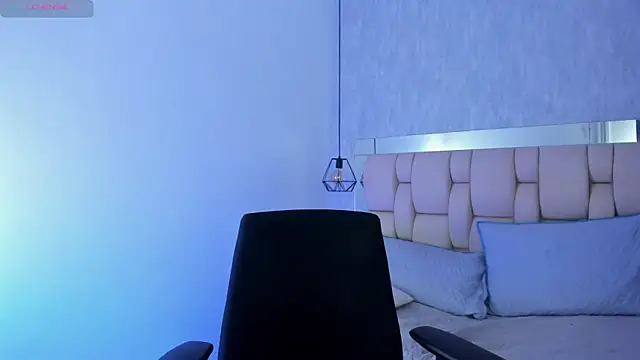 Roxie-Summers11 online show from February 20, 2:18 am