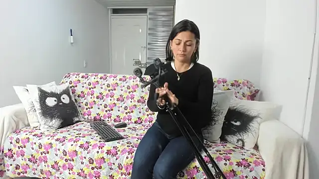 Emma Jnes online show from February 13, 10:33 pm