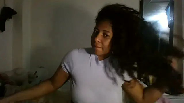 Snapshot of Ivon-09 chatting on December 21, 11:33 am Ivon-09 online show from December 21, 11:33 am