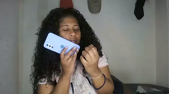 Snapshot of Ivon-09 chatting on February 24, 1:35 am Ivon-09 online show from February 24, 1:35 am