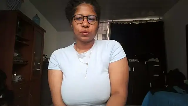 Snapshot of Ivon-09 chatting on October 19, 11:11 am Ivon-09 online show from October 19, 11:11 am