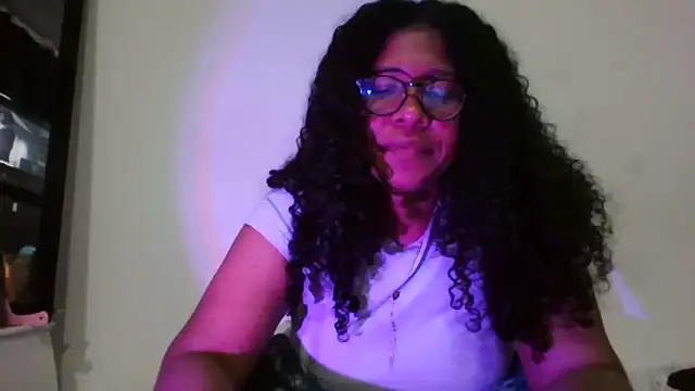 Snapshot of Ivon-09 chatting on October 25, 12:29 am Ivon-09 online show from October 25, 12:29 am