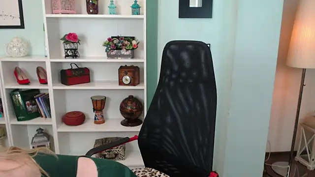 Snapshot of LisaCaprice chatting on October 9, 4:21 am LisaCaprice online show from October 9, 4:21 am