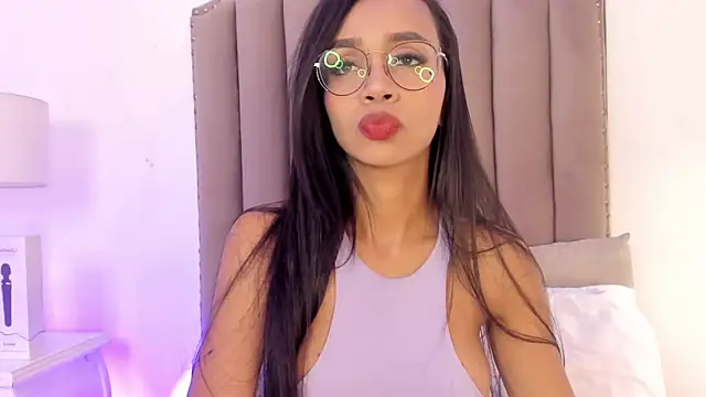 SamanthaFerrer   online show from February 4, 7:44 pm