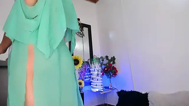 Snapshot of Chanel_shaw chatting on December 24, 1:28 pm Chanel shaw online show from December 24, 1:28 pm